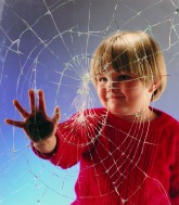 玻璃安全防爆膜_建筑膜能在玻璃破碎时粘住整块玻璃，不让其掉落