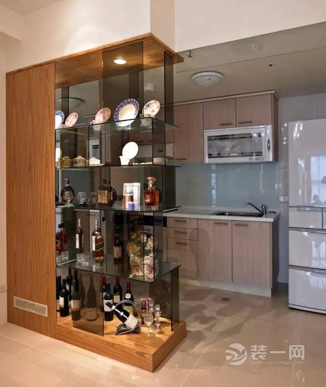 厨房与餐厅之间装饰酒柜效果图